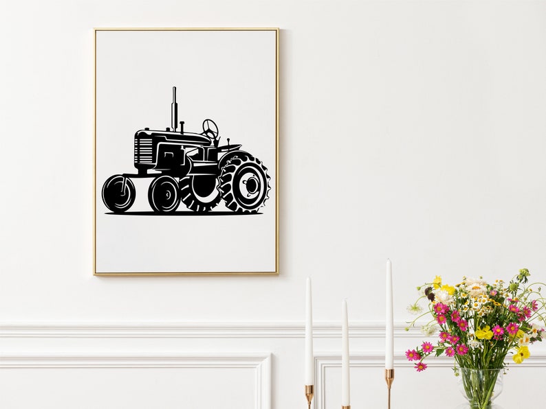 Op de afbeelding: Zwart-witte silhouet van een vintage tractor met vier wielen. De tractor is naar rechts gericht en heeft een groot voorwiel. De tractor bevindt zich in een ingelijst beeld.