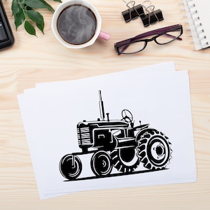 Op de afbeelding: Zwart-witte silhouet van een vintage tractor met vier wielen en een enkele uitlaatpijp. De tractor is naar rechts gericht.