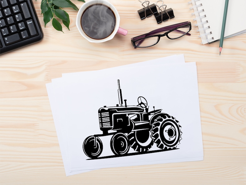 Op de afbeelding: Zwart-witte silhouet van een vintage tractor met vier wielen en een enkele uitlaatpijp. De tractor is naar rechts gericht.