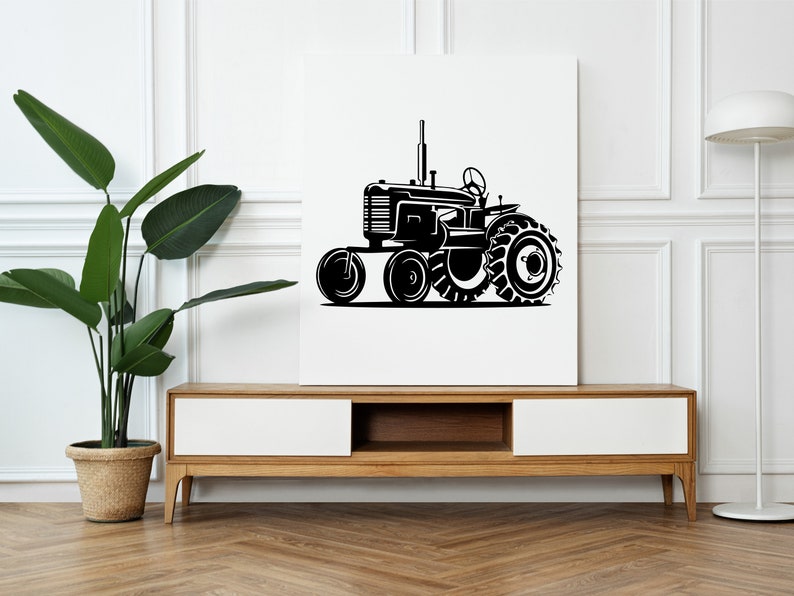 Op de afbeelding: Zwart-witte silhouet van een vintage tractor met vier wielen. De tractor staat op een witte achtergrond.