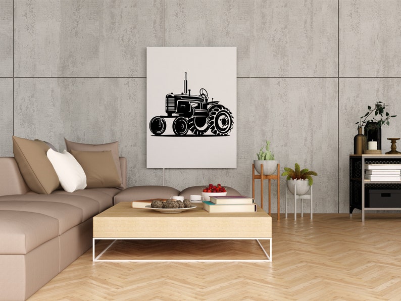Op de afbeelding: Een zwart-witte illustratie van een vintage tractor op een witte canvas print. De print hangt aan een grijze muur in een woonkamer.