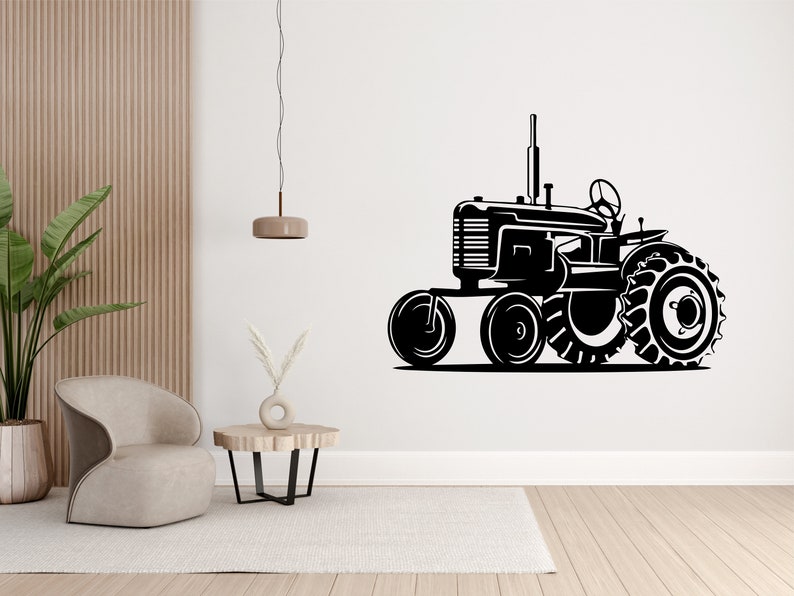 Op de afbeelding: Zwart-witte silhouet van een vintage tractor met grote wielen. De tractor is naar rechts gericht en staat op een witte achtergrond.