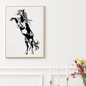 Op de afbeelding: Zwart-witte silhouet van een paard dat op zijn achterpoten staat met zijn manen in de wind. Het paard is ingelijst in een gouden lijst.