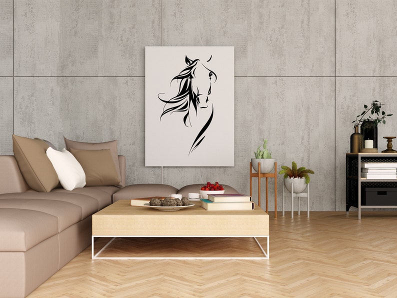 Op de afbeelding: Een modern woonkamerinterieur met een grijze betonnen muur, een bruine hoekbank met kussens, een houten salontafel met boeken en een kom met fruit, en een zwart-witte lijntekening van een paardenkop die aan de muur hangt.
