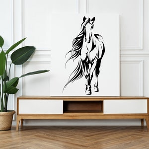 Op de afbeelding: Zwart-witte silhouet van een paard met een wapperende manen, afgedrukt op een wit canvas en tentoongesteld op een houten plank.