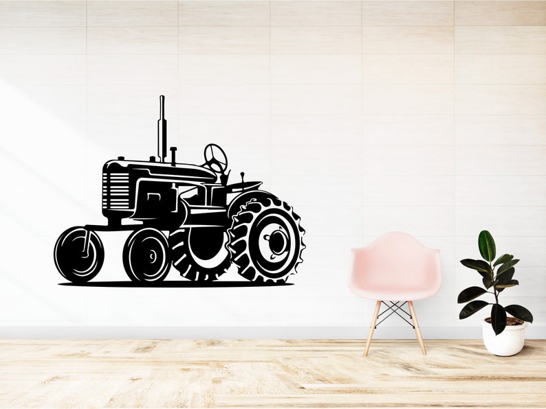 Op de afbeelding: Zwart-witte silhouet van een vintage tractor met grote wielen. De tractor staat op een witte achtergrond.