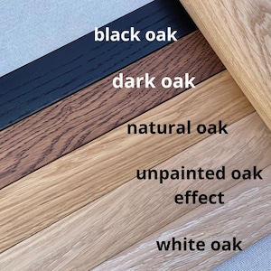 Puede incluir: Cinco tiras rectangulares de madera dispuestas en diagonal, etiquetadas como black oak, dark oak, natural oak, unpainted oak effect y white oak. Cada tira muestra una textura de veta y variaci&oacute;n de color distinta, desde el negro profundo hasta el blanco claro.