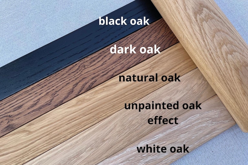 Puede incluir: Cinco tiras rectangulares de madera dispuestas en diagonal, etiquetadas como black oak, dark oak, natural oak, unpainted oak effect y white oak. Cada tira muestra una textura de veta y variaci&oacute;n de color distinta, desde el negro profundo hasta el blanco claro.