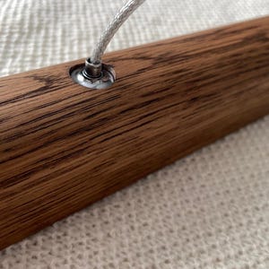 Lámpara de araña lineal de madera de roble, Iluminación de isla de cocina, Lámpara colgante de madera, Lámpara hecha a mano, Lámpara de techo de madera, Lámpara escandinava ARCA imagen 11