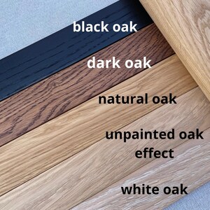 Op de afbeelding: Close-up van houten stalen in verschillende tinten, waaronder zwart eiken, donker eiken, naturel eiken, onbehandeld eiken effect en wit eiken. De tekst beschrijft elke kleur. De houtnerf is zichtbaar.