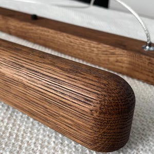 Lámpara de araña lineal de madera de roble, Iluminación de isla de cocina, Lámpara colgante de madera, Lámpara hecha a mano, Lámpara de techo de madera, Lámpara escandinava ARCA imagen 10