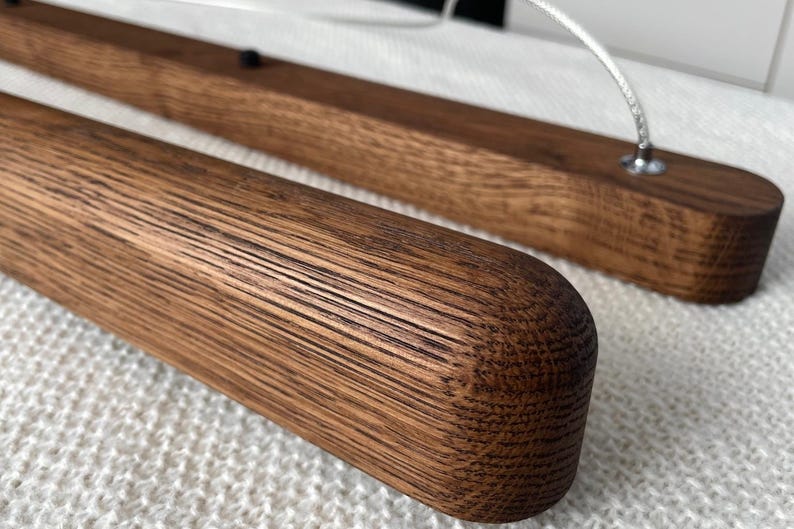 Lámpara de araña lineal de madera de roble, Iluminación de isla de cocina, Lámpara colgante de madera, Lámpara hecha a mano, Lámpara de techo de madera, Lámpara escandinava ARCA imagen 10