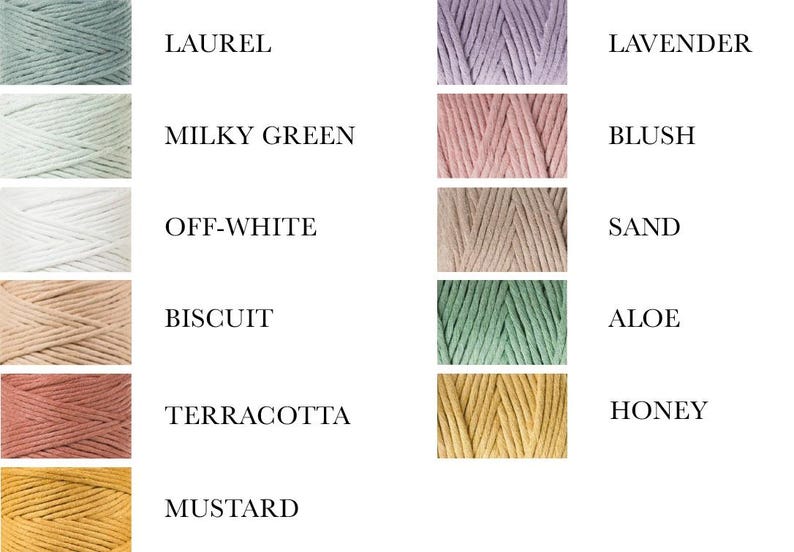 K&ouml;nnte beinhalten: Eine Farbkarte mit 10 verschiedenen Garnfarben, wobei die Namen der einzelnen Farben unter dem Garn aufgef&uuml;hrt sind: Lorbeer, Milchig Gr&uuml;n, Off-White, Keks, Terrakotta, Senf, Lavendel, Rouge, Sand, Aloe, Honig.