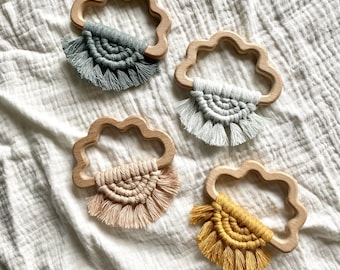 Makramee Wolke Beißring: Buchenholz, Handgemacht als Geschenk zur Geburt