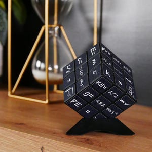 3x3 Physics Cube – Geek Puzzle met wetenschappelijke formules, origineel cadeau voor natuurkundeleraren met voet (5,7 cm)