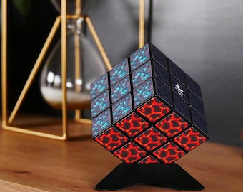 Cubo de Minecraft 3x3: rompecabezas para gamers geek, cubo de Rubik decorativo, regalo para fans de los videojuegos (5,7 cm, base incluida)