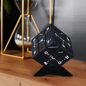 Organische Chemie Kubus 3x3 – Science Geek Puzzel, Cadeau voor Studenten, Chemisten of Scheikundeleraren met Basis (5,7 cm)