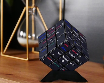 Kostka Geek 3x3 dla programisty – układanka dla programisty lub dewelopera, oryginalny prezent z podstawką (5,7 cm)