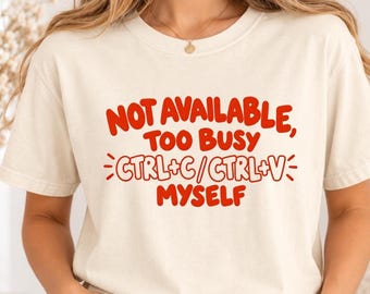Könnte beinhalten: Ein elfenbeinfarbenes Kurzarm-T-Shirt mit rotem Text: NOT AVAILABLE, TOO BUSY CTRL+C / CTRL+V MYSELF. Das T-Shirt hat einen Rundhalsausschnitt und besteht aus einfarbigem Stoff. Ein kleines schwarzes Etikett in der Ecke zeigt das Wort IVORY.