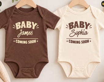 Personalisierter Babybody „Bald ist es soweit“, Geschenk mit individuellem Babynamen, Schwangerschaftsankündigung, Namensverkündung, Geschenk für werdende Eltern, Neugeborenen-Outfit