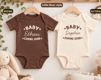 Personalisierter Babybody „Bald ist es soweit“, Baby-Outfit mit individuellem Namen, Schwangerschaftsankündigung, Namensverkündung, Geschenk für werdende Eltern, Geschenk für Neugeborene