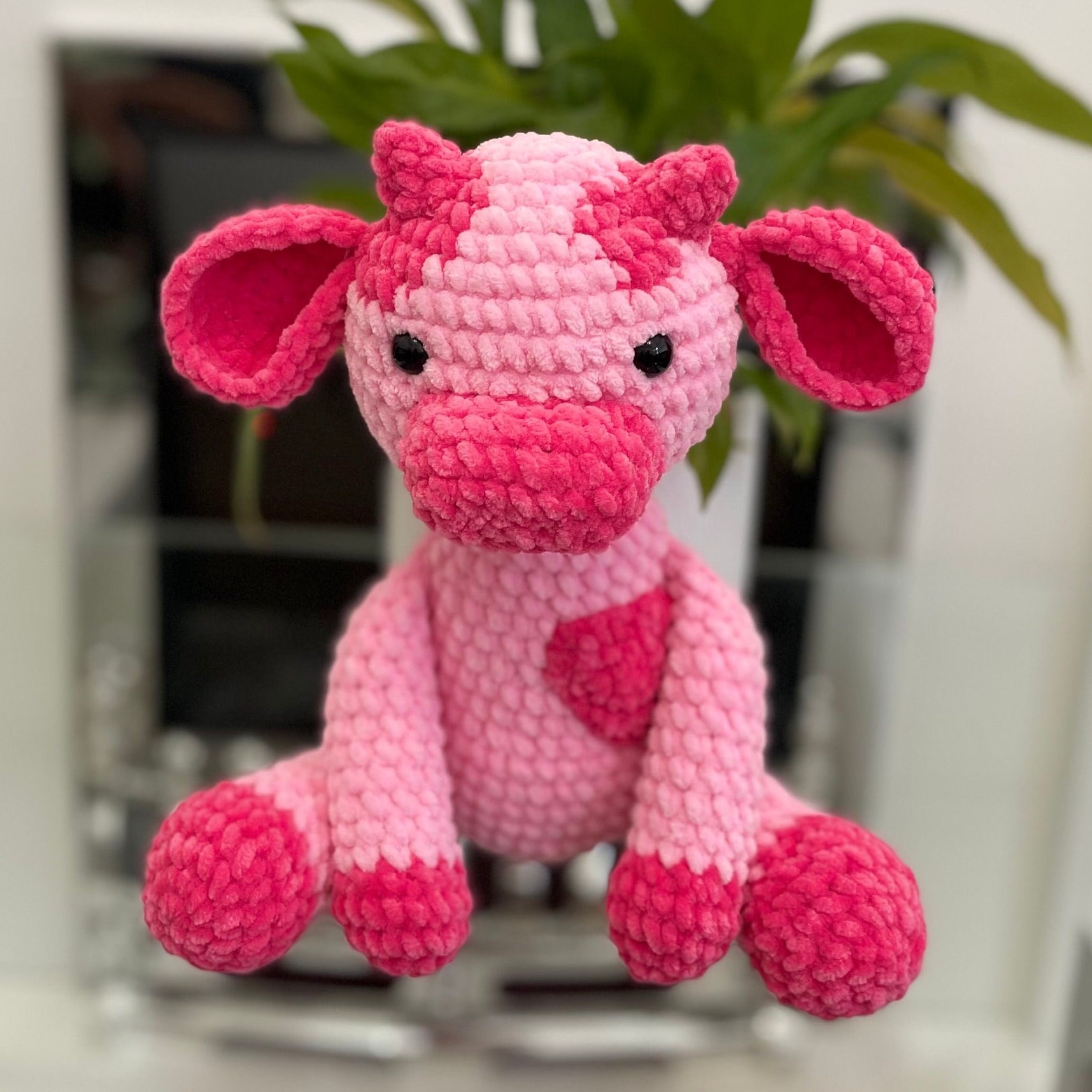 Kuh Häkelmuster, süsse sitzende Plüsch Kuh, Häkelkuh, handgemachtes Geschenk, kuscheliges Stofftier, anfängerfreundlich, Amigurumi Erdbeer Kuh
