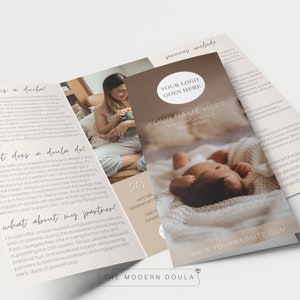 K&ouml;nnte beinhalten: Eine dreiteilige Brosch&uuml;re mit braunem Text auf einem beigefarbenen Hintergrund. Die Brosch&uuml;re ist f&uuml;r einen Postpartum-Doula-Service. Die Vorderseite der Brosch&uuml;re zeigt ein Foto eines Babys, das auf einer wei&szlig;en Decke schl&auml;ft. Der Text auf der Brosch&uuml;re lautet "Ihr Logo hier", "Ihr Name hier", "Postpartum-Doula-Dienstleistungen" und "www.ihrewebsite.com".