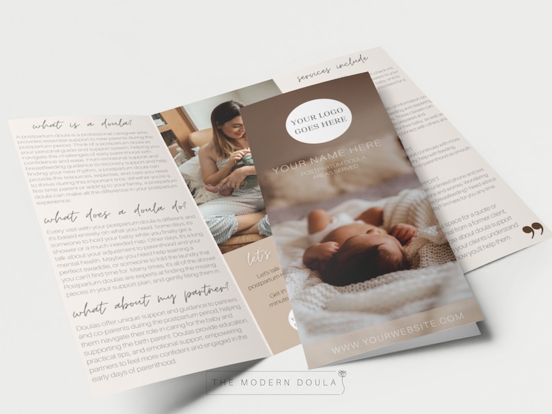 K&ouml;nnte beinhalten: Eine dreiteilige Brosch&uuml;re mit braunem Text auf einem beigefarbenen Hintergrund. Die Brosch&uuml;re ist f&uuml;r einen Postpartum-Doula-Service. Die Vorderseite der Brosch&uuml;re zeigt ein Foto eines Babys, das auf einer wei&szlig;en Decke schl&auml;ft. Der Text auf der Brosch&uuml;re lautet "Ihr Logo hier", "Ihr Name hier", "Postpartum-Doula-Dienstleistungen" und "www.ihrewebsite.com".