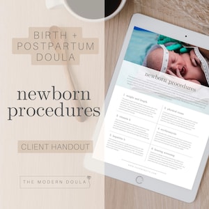 Könnte beinhalten: Ein digitales Tablet zeigt ein Handout mit dem Titel "Neugeborenen-Prozeduren" mit einer Liste von Prozeduren, darunter Gewicht und Größe, Vitamin K und körperliche Untersuchung. Das Handout ist für eine Geburts- und Wochenbett-Doula. Das Bild zeigt auch ein neugeborenes Baby, das gemessen wird.
