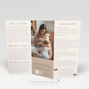 K&ouml;nnte beinhalten: Eine dreiteilige Brosch&uuml;re mit hellbraunem Hintergrund und einem Foto einer Frau, die ein Baby h&auml;lt. Die Brosch&uuml;re tr&auml;gt den Titel "The Modern Doula" und bietet Informationen &uuml;ber Doula-Dienstleistungen, darunter Schwangerschaftsbetreuung, Neugeborenenbildung, Nachsorge und telefonische und SMS-Unterst&uuml;tzung. Die Brosch&uuml;re enth&auml;lt auch ein Zitat eines Kunden &uuml;ber seine Erfahrungen mit einer Doula.
