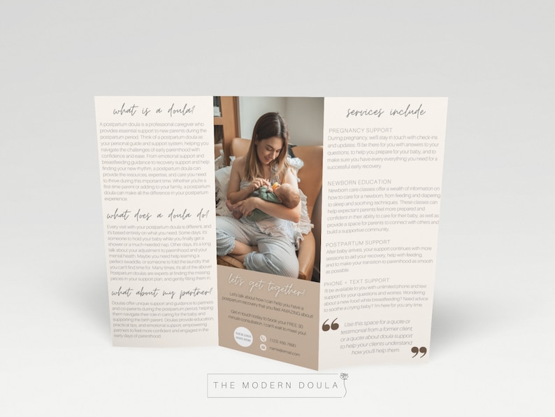 K&ouml;nnte beinhalten: Eine dreiteilige Brosch&uuml;re mit hellbraunem Hintergrund und einem Foto einer Frau, die ein Baby h&auml;lt. Die Brosch&uuml;re tr&auml;gt den Titel "The Modern Doula" und bietet Informationen &uuml;ber Doula-Dienstleistungen, darunter Schwangerschaftsbetreuung, Neugeborenenbildung, Nachsorge und telefonische und SMS-Unterst&uuml;tzung. Die Brosch&uuml;re enth&auml;lt auch ein Zitat eines Kunden &uuml;ber seine Erfahrungen mit einer Doula.