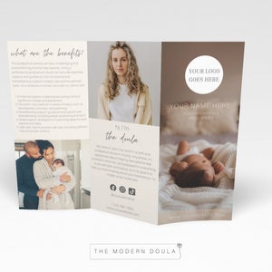 K&ouml;nnte beinhalten: Eine dreiteilige Brosch&uuml;re mit braunem Hintergrund und einem wei&szlig;en Kreis mit dem Text "YOUR LOGO GOES HERE". Die Brosch&uuml;re wirbt f&uuml;r einen Doula-Service mit dem Text "YOUR NAME HERE POSTPARTUM DOULA AREAS SERVED" und dem Text "hi I'm the doula". Die Brosch&uuml;re enth&auml;lt auch ein Foto eines Neugeborenen und ein Foto eines Paares, das ein Baby h&auml;lt.