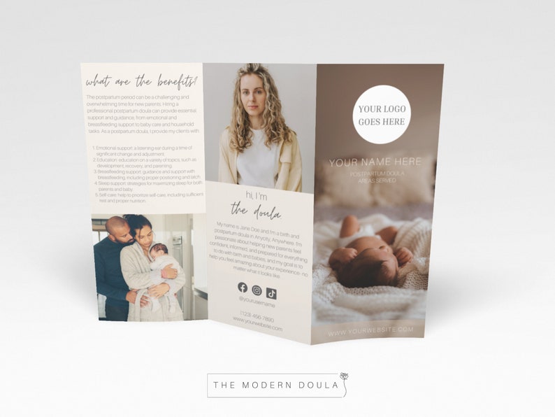K&ouml;nnte beinhalten: Eine dreiteilige Brosch&uuml;re mit braunem Hintergrund und einem wei&szlig;en Kreis mit dem Text "YOUR LOGO GOES HERE". Die Brosch&uuml;re wirbt f&uuml;r einen Doula-Service mit dem Text "YOUR NAME HERE POSTPARTUM DOULA AREAS SERVED" und dem Text "hi I'm the doula". Die Brosch&uuml;re enth&auml;lt auch ein Foto eines Neugeborenen und ein Foto eines Paares, das ein Baby h&auml;lt.
