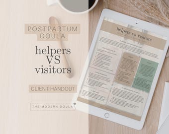 Könnte beinhalten: Ein digitales Kundenhandout auf einem Tablet, betitelt "helpers vs visitors" für Postpartum-Doulas. Das Handout ist beige und grün mit Aufzählungszeichen. Ein Holzlöffel und eine Tasse Kaffee befinden sich auf der Holzoberfläche.