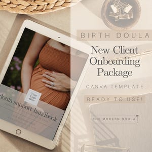 Op de afbeelding: Een digitale tablet toont een doula-ondersteuningshandboek met de tekst "Your Logo Here". De afbeelding bevat de tekst "Birth Doula, New Client Onboarding Package, Canva Template, Ready to Use!" en "The Modern Doula."
