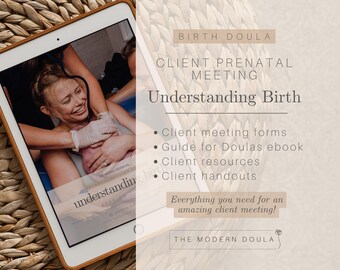 Può includere: Un tablet digitale che mostra una guida per le doula, intitolata "Understanding Birth". La guida include moduli per gli incontri con i clienti, un ebook per le doula, risorse per i clienti e materiale informativo per i clienti. Il testo "Everything you need for an amazing client meeting!" è anche visualizzato sul tablet. Il tablet è su una superficie intrecciata marrone.