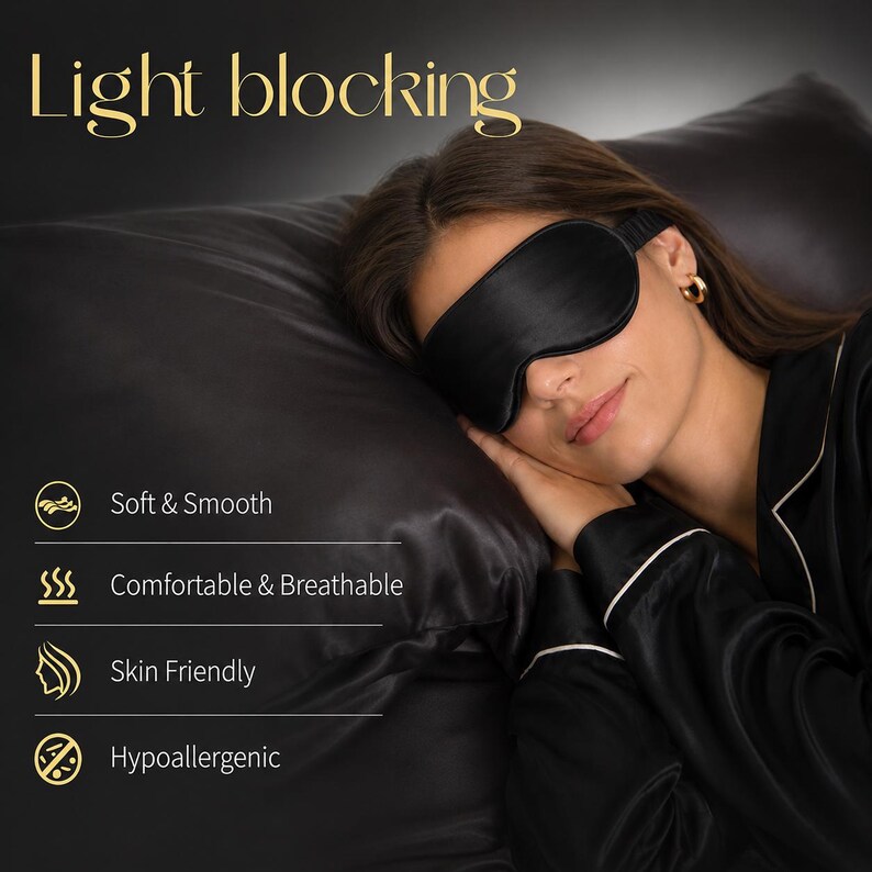 Pu&ograve; includere: Una mascherina nera per dormire e una federa nera abbinata. Il testo "Light blocking" appare in alto. Sotto, icone e testo elencano le caratteristiche: "Soft & Smooth", "Comfortable & Breathable", "Skin Friendly" e "Hypoallergenic".