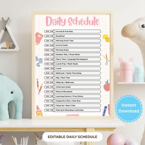 Könnte beinhalten: Ein druckbarer Tagesplan für Kinder in einem rosa-weißen Farbschema. Der Plan beinhaltet Aktivitäten wie Ankunft und freies Spiel, Frühstück, Morgenkreis, Kunst und Handwerk, Spielen im Freien, Geschichtenzeit, Mittagessen, Mittagsschlaf und vieles mehr. Der Text "Sofort herunterladen" befindet sich in einem blauen Kreis in der unteren rechten Ecke des Bildes.