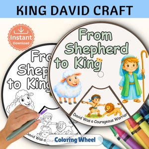 Könnte beinhalten: Ein kreisförmiges Papierbastelprojekt mit dem Titel From Shepherd to King, das ein Zeichentrickschaf, einen jungen Hirten mit Stab und einen Jungen im Kampf gegen einen Löwen zeigt. Das Design enthält den Text David Was a Courageous Warrior und ist sowohl farbig als auch als Schwarz-Weiß-Vorlage dargestellt.
