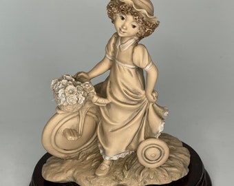 Vintage Giuseppe Armani Porzellan Figur Statue Capodimonte Florenz Italien 1993 Mädchen auf einem Dreirad mit einem Korb voller Blumen