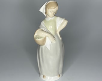 Figura de Porcelana Española Vintage Chica con una Cesta Estilo Lladró