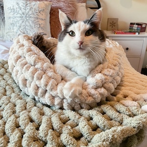 Chunky Knit Pet bed, Large cat bed, Cozy cat bed, Small dog bed, Soft and washable dog or cat bed, kitten bed, soft puppy bed, soft cat bed image 2