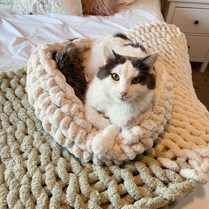 Chunky Knit Pet bed, Large cat bed, Cozy cat bed, Small dog bed, Soft and washable dog or cat bed, kitten bed, soft puppy bed, soft cat bed image 1