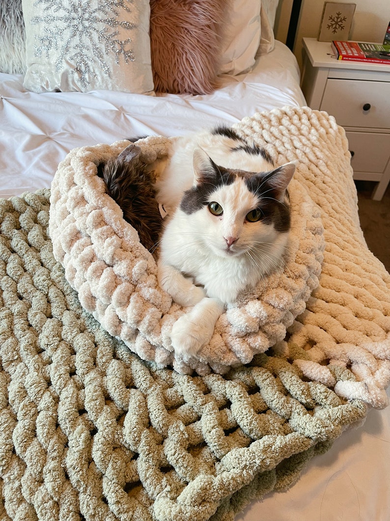 Chunky Knit Pet bed, Large cat bed, Cozy cat bed, Small dog bed, Soft and washable dog or cat bed, kitten bed, soft puppy bed, soft cat bed image 1