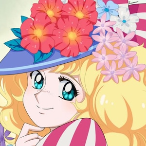Puede incluir: Una ilustración de estilo anime de un personaje con cabello rubio voluminoso y ojos azul brillante. El personaje lleva un sombrero azul adornado con grandes flores rojas y rosas, y una prenda a rayas rosas y blancas con un detalle de lazo a juego.