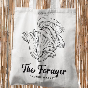 Puede incluir: Bolsa de tela blanca con texto negro y un dibujo de l&iacute;nea de champi&ntilde;ones. El texto dice "The Forager Organic Market" y "Echilibra Design".
