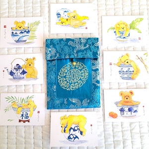 8 notitiekaarten gebaseerd op mijn schilderijen van teddyberen met Chinees blauw-wit aardewerk (met enveloppen) in een Chinees zijden zakje naar keuze.