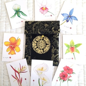 8 cartes de correspondance basées sur mes peintures originales de fleurs individuelles (avec enveloppes} dans une pochette en soie chinoise de votre choix.