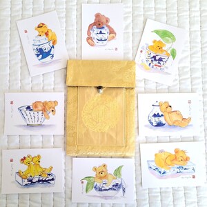 8 biglietti per appunti basati sui miei dipinti di orsacchiotti con ceramica cinese blu e bianca (con buste) nella tua scelta di sacchetto di seta cinese.