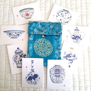 8 cartes de correspondance basées sur mes peintures originales de poterie chinoise bleue et blanche (avec enveloppes) dans une pochette en soie chinoise de votre choix.
